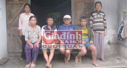 21 năm nay chị An (ngồi ghế ngoài cùng bên trái) âm thầm chăm sóc cho đại gia đình ngớ ngẩn.