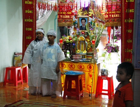 Bị người lạ đánh chết sau khi cãi nhau với công an - 1 Đám tang người đàn ông xấu số