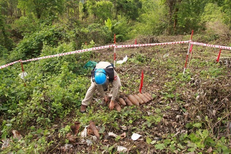 Hơn 100 quả bom, đạn nằm “lăn lóc” cạnh bãi rác - 1 Số bom, đạn nằm lăn lóc cạnh bãi rác ở thị trấn Lao Bảo