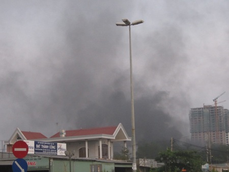 Đám khói bốc cao khiến người dân lo sợ