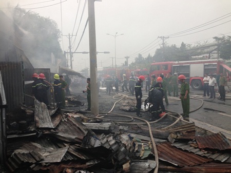 Chiết xăng gây cháy lớn, đường vào cảng Cát Lái tê liệt - 1 Cháy lớn do đổ xăng gần bếp