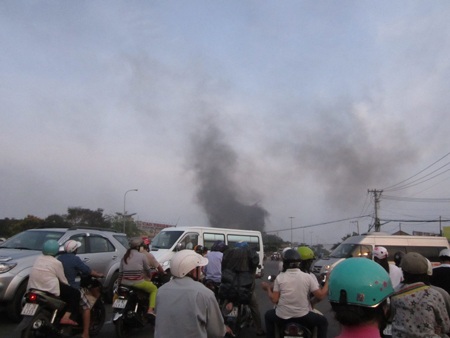 Nhiều người đi đường sợ đám cháy, dừng lại không dám đi tiếp