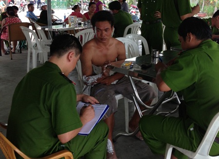 Chiết xăng gây cháy lớn, đường vào cảng Cát Lái tê liệt - 5 Theo lời chủ quán, nguyên nhân cháy là do người thanh niên này chiết xăng bất cẩn gần bếp