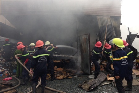 Cháy lớn do đổ xăng gần bếp