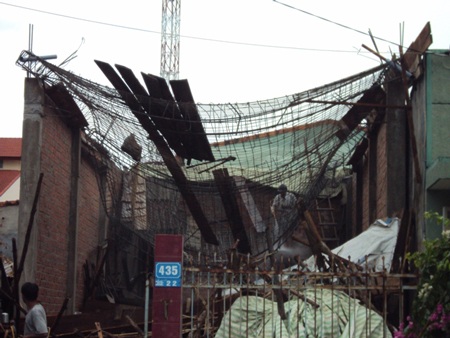 Ngôi nhà đang xây xảy ra sự cố