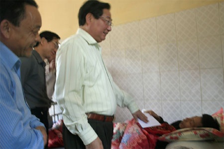 Khẩn trương giúp người dân “hồi phục” sau trận mưa đá lịch sử - 1 Ông Giàng Seo Phử thăm hỏi người bị thương do mưa đá đang điều trị tại bệnh viện