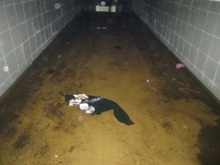 Nước lênh láng, rác trôi lềnh bềnh, đường hầm biến thành sông