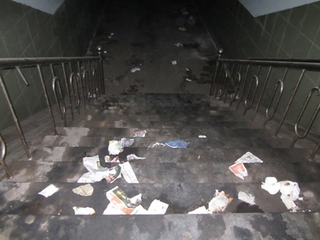 Rác thải ngập đường dẫn trong hầm.