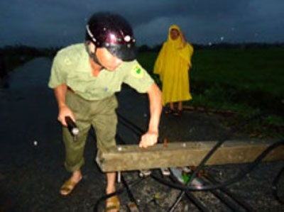 Khắc phục hậu quả sau cơn gió lốc