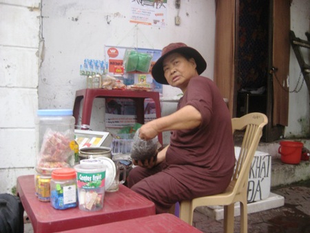 Bà lão bán trà đá ham mê làm từ thiện - 3 Quán trà đá nhỏ giúp bà Mận dành dụm tiền làm từ thiện
