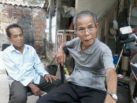 Cụ Đoàn (bên phải) đang giãi bày bức xúc