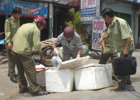 Kiểm tra lô hàng vô chủ tại hiện trường