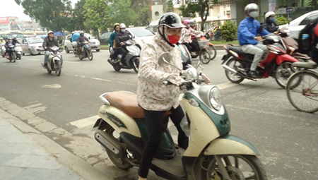 Những ngày này, áo chống nắng được ưu tiên đem ra... chống rét