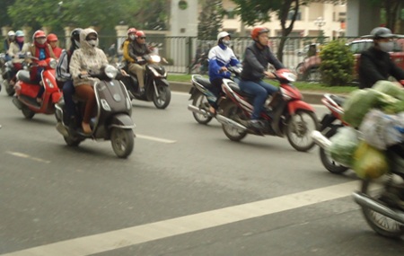 Những ngày này, áo chống nắng được ưu tiên đem ra... chống rét