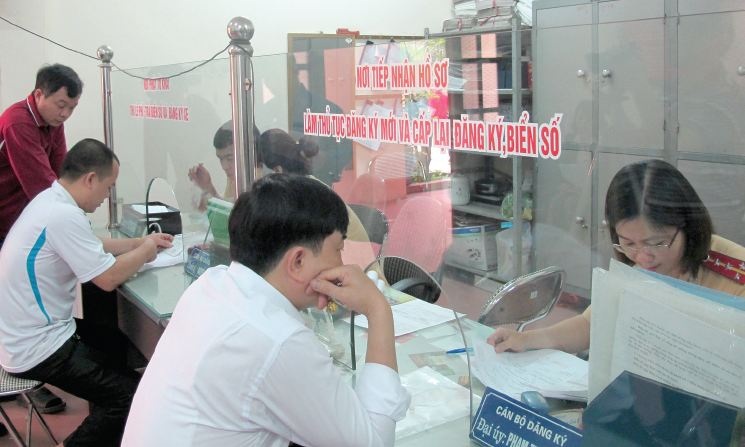 Thủ tục đăng ký xe qua nhiều chủ: Dân khen quá thoáng - 1 Làm thủ tục sang tên đổi chủ với xe qua nhiều chủ tại Công an quận Hà Đông, Hà Nội.