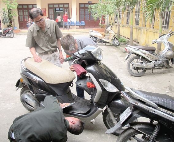 Thủ tục đăng ký xe qua nhiều chủ: Dân khen quá thoáng - 2 Cà số khung số máy tại Công an quận Hà Đông, Hà Nội. Ảnh: Văn Huế