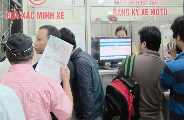 Thủ tục đăng ký xe qua nhiều chủ: Dân khen quá thoáng - 3 Người dân xếp hàng làm thủ tục sang tên đổi với xe qua nhiều chủ tại Phòng CSGT Hà Nội.