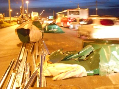 Những cuộn sắt nằm lăn lóc tại hiện trường