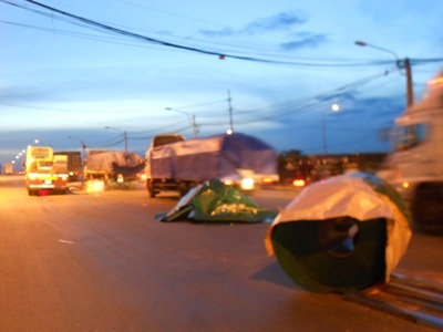 Những cuộn sắt nằm lăn lóc tại hiện trường