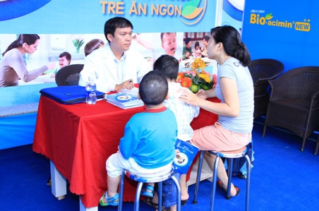 Hành trình “tiêu hóa khỏe” vì cộng đồng - 2 Hệ tiêu hóa của trẻ có ảnh hưởng rất lớn từ kiến thức chăm sóc của các bậc cha mẹ