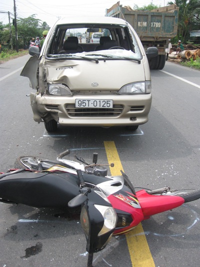 Hàng chục hành khách thoát nạn sau cú đâm xe kinh hoàng - 3 (Ảnh: Bạch Dương)