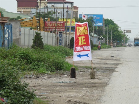 Dịch vụ “gửi xe tù” tại nghĩa trang hành người đi tảo mộ - 1 Dịch vụ trông xe phục vụ tết Thanh Minh