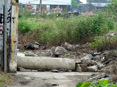 Dịch vụ “gửi xe tù” tại nghĩa trang hành người đi tảo mộ - 2 Mọi ngả đường vào nghĩa trang đều bị bịt kín khiến các phương tiện không thể đi qua.