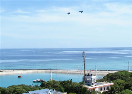 Máy bay SU30 tuần tra tại Trường Sa - 1 Hai chiếc SU30 đã bay lượn nhiều vòng quanh đảo Song Tử Tây.