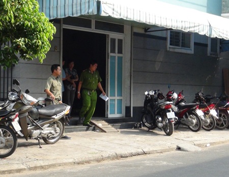 Một bảo vệ chết tại công ty trong tư thế treo cổ - 1 Lực lượng chức năng khám nghiệm hiện trường