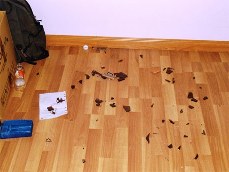 Nhiều ngôi nhà bị ném vỡ hết cửa kính