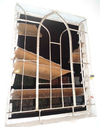 Nhiều ngôi nhà bị ném vỡ hết cửa kính