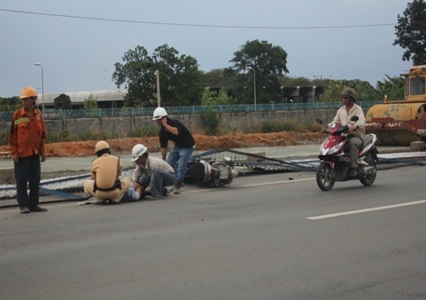 Ông Dũng bị dãy hàng rào đổ đè lên người