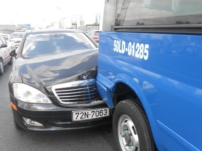 Một trong những vụ TNGT liên hoàn xảy ra trên cầu Sài Gòn.