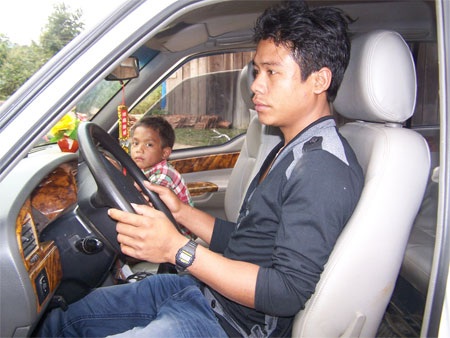 Những chuyện cười ra nước mắt ở “làng tỷ phú” - 3 Xe sang chạy trên đường làng!