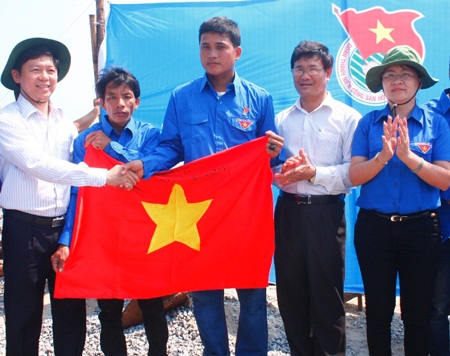 Noi gương Bác, quyết vươn khơi bám biển quê hương - 1 Ngư dân trẻ Bùi Văn Phải (giữa) gắn liền với hình ảnh lá cờ Tổ quốc trên biển.