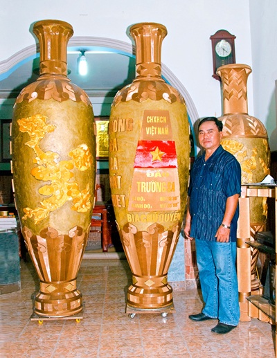 Cặp lộc bình giấy “Việt Nam long hình đồ” dành tặng Trường Sa - 1 Cặp lộc bình giấy “Việt Nam long hình đồ” dành tặng Trường Sa