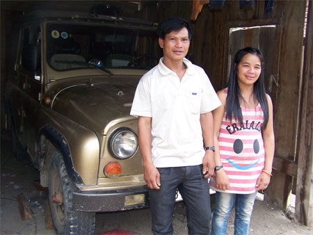 Những chuyện cười ra nước mắt ở “làng tỷ phú” - 1 Một cặp vợ chồng trẻ bên chiếc U oát mới tậu