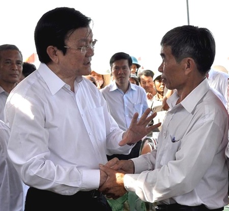 Noi gương Bác, quyết vươn khơi bám biển quê hương - 2 Ngư dân trẻ Bùi Văn Phải (giữa) gắn liền với hình ảnh lá cờ Tổ quốc trên biển.