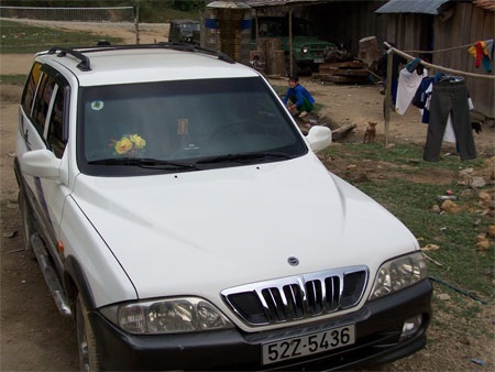 Những chuyện cười ra nước mắt ở “làng tỷ phú” - 2 Xe sang chạy trên đường làng!