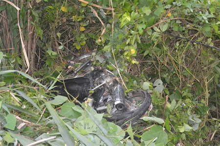 Chiếc xe máy móp méo nằm lại hiện trường