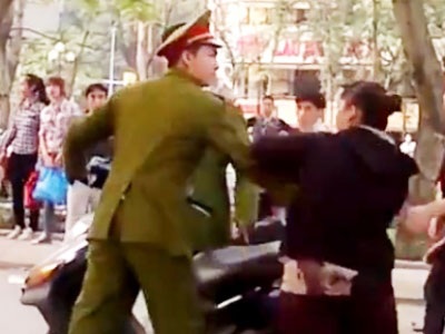 Chuyển công tác Công an phường đẩy ngã cô gái - 1 Ảnh chụp từ clip đăng tải trên mạng Youtube ngày 4/5.