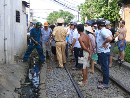 Cố chui qua barie, một phụ nữ bị tàu cán tử vong - 1 Nơi chị Đ. bị tàu hất văng, tử vong