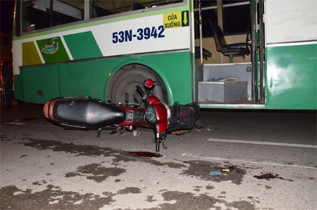 Nam thanh niên bị xe buýt cán nát chân - 1 Chiếc xe máy cũng nằm bẹp dưới bánh xe buýt