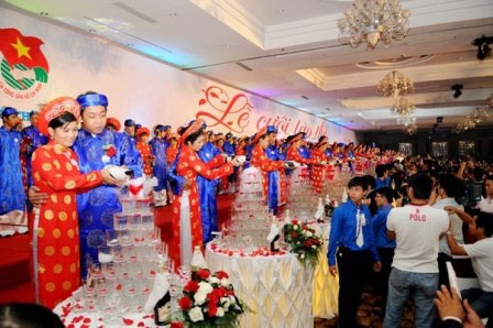 Tổ chức lễ cưới tập thể cho 100 đôi uyên ương - 1 Lễ cưới tập thể cho 120 đôi uyên ương năm 2012.