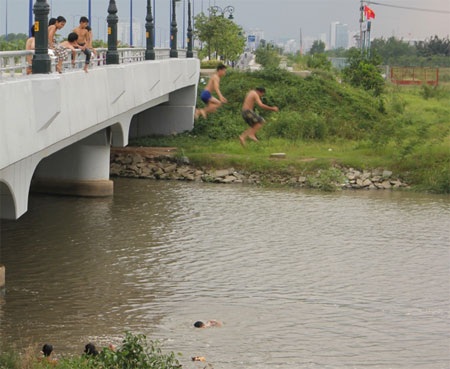Chưa vào hè đã có hàng trăm trẻ chết đuối - 3 Thiếu sân chơi ngày hè, trẻ thường tìm đến trò chơi nhảy cầu tắm sông đầy nguy hiểm