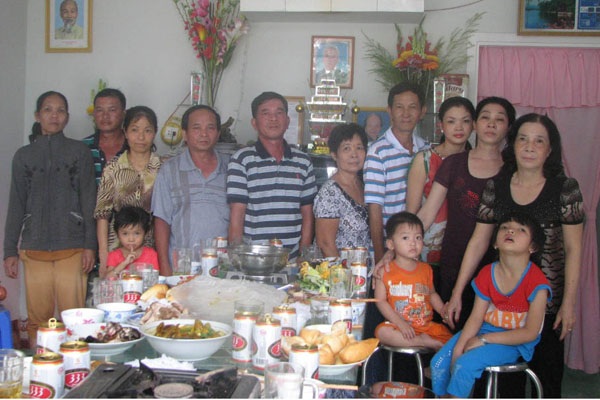 Rong ruổi cùng xe ôm là cháu nội Vua Thành Thái - 2 Bảo Tài (thứ 2 từ trái sang) cùng gia đình trong ngày giỗ cha là hoàng tử Vĩnh Giu. Ảnh: Kỳ Quan