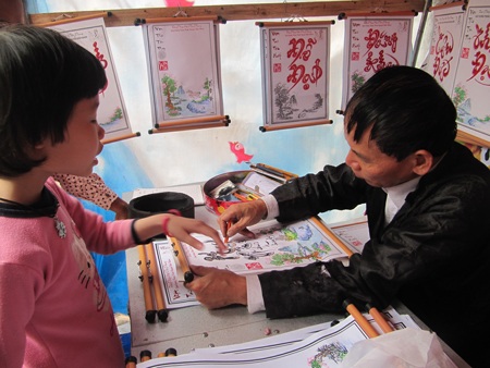 Bi hài chuyện bán chữ “đểu” tại đền Trạng Trình - 4 Ông Văn Thành viết thư pháp bằng bút sáp màu trẻ con
