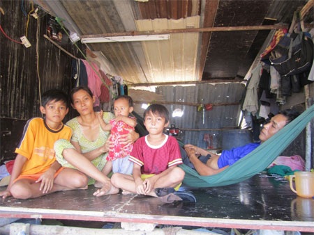 Công nhân bị đánh nhập viện vì “dám” đòi lương - 3 Hiện tại sức khỏe của anh Phong xuống cấp trầm trọng, phải nằm điều trị tại nhà