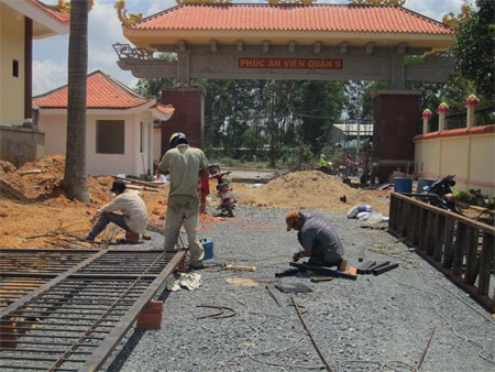 Công nhân bị đánh nhập viện vì “dám” đòi lương - 1 Các công nhân làm việc vất vả nhưng thường bị những cai thầu quỵt lương