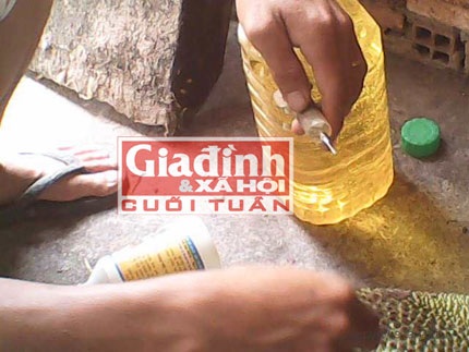 Hóa chất xuất xứ từ Trung Quốc được pha trộn để tiên vào quả mít (Ảnh: Kha Sinh)